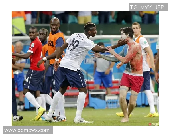 足球明星赛后脱球衣引热议激情瞬间成为焦点球迷热情高涨